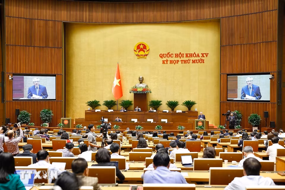 Phó Thủ tướng Thường trực Chính phủ Nguyễn Hòa Bình trình bày Tờ trình về 03 dự án: Luật Thi hành tạm giữ, tạm giam và cấm đi khỏi nơi cư trú; Luật Thi hành án hình sự (sửa đổi); Luật sửa đổi, bổ sung một số điều của Luật Lý lịch tư pháp. (Ảnh: Doãn Tấn/TTXVN)