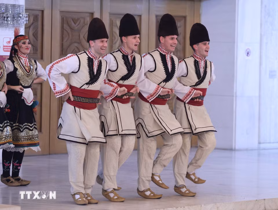 Biểu diễn nghệ thuật với sự góp mặt của Đoàn Nghệ thuật "Trakia" nổi tiếng của Bulgaria. (Ảnh: Thống Nhất/TTXVN)
