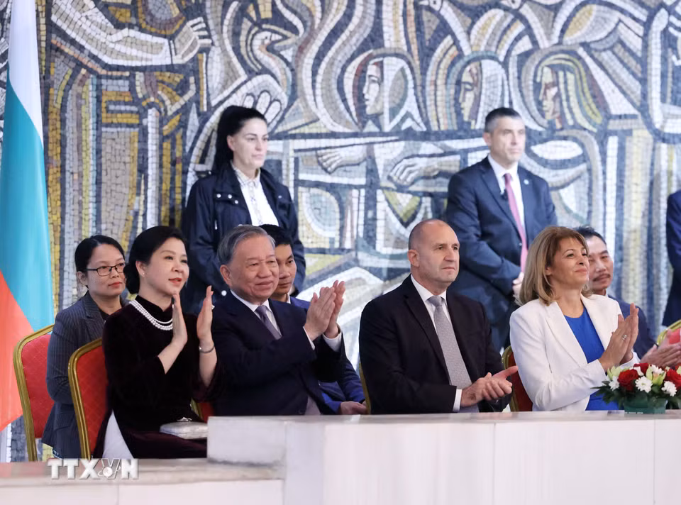 Tổng Bí thư Tô Lâm và Phu nhân cùng Tổng thống Cộng hòa Bulgaria Rumen Radev và Phu nhân xem biểu diễn nghệ thuật 2 nước Việt Nam-Bulgaria. (Ảnh: Thống Nhất/TTXVN)