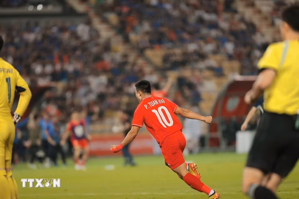 Phút thứ 8, Tuấn Hải ghi bàn mở tỷ số, Việt Nam vượt lên dẫn trước Thái Lan 1-0. (Ảnh: Minh Quyết/TTXVN)