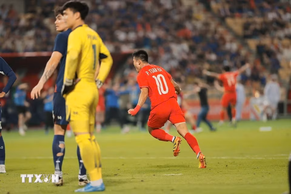 Phút thứ 8, Tuấn Hải ghi bàn mở tỷ số, Việt Nam vượt lên dẫn trước Thái Lan 1-0. (Ảnh: Minh Quyết /TTXVN)