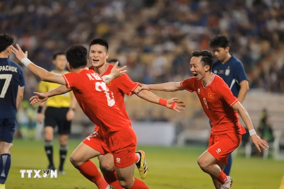 Các cầu thủ Việt Nam ăn mừng bàn gỡ hòa 2-2 ở phút 82. (Ảnh: Minh Quyết/TTXVN)