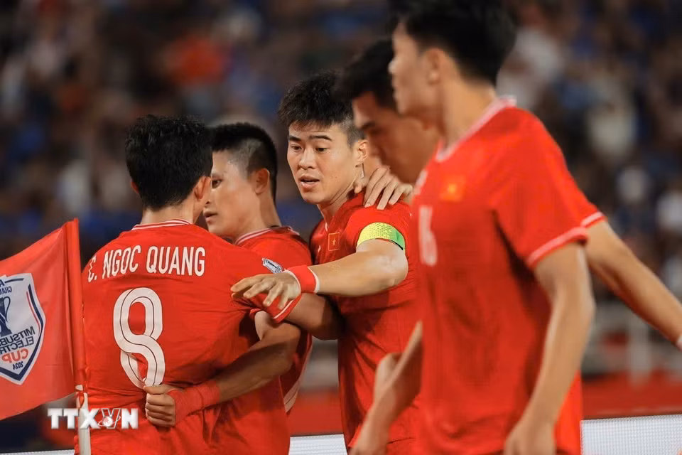 Các cầu thủ Việt Nam ăn mừng bàn gỡ hòa 2-2 ở phút 82. (Ảnh: Minh Quyết/TTXVN)