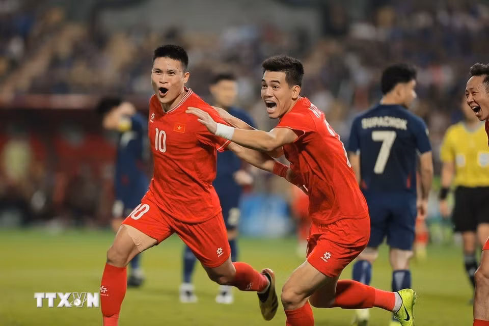 Các cầu thủ Việt Nam ăn mừng bàn gỡ hòa 2-2 ở phút 82. (Ảnh: Minh Quyết/TTXVN)