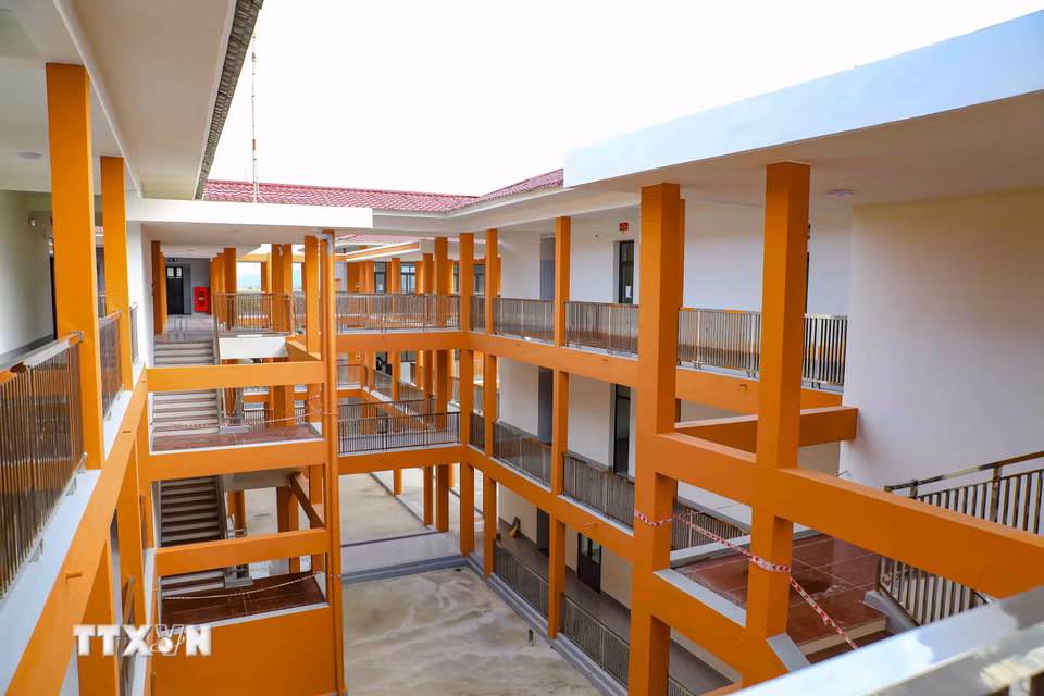Hệ thống hành lang, cầu thang và các phòng học được thiết kế liên hoàn trong khuôn viên Trường Phổ thông dân tộc nội trú liên cấp Tiểu học và Trung học cơ sở xã Thanh Nưa. (Ảnh: Xuân Tư/TTXVN)