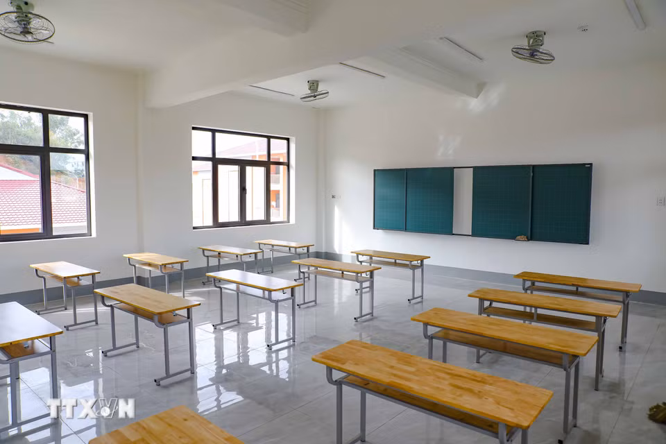 Một phòng học được trang bị bàn ghế, bảng và hệ thống chiếu sáng, sẵn sàng phục vụ hoạt động dạy và học tại Trường Phổ thông dân tộc nội trú liên cấp Tiểu học và Trung học cơ sở xã Thanh Nưa. (Ảnh: Xuân Tư/TTXVN)