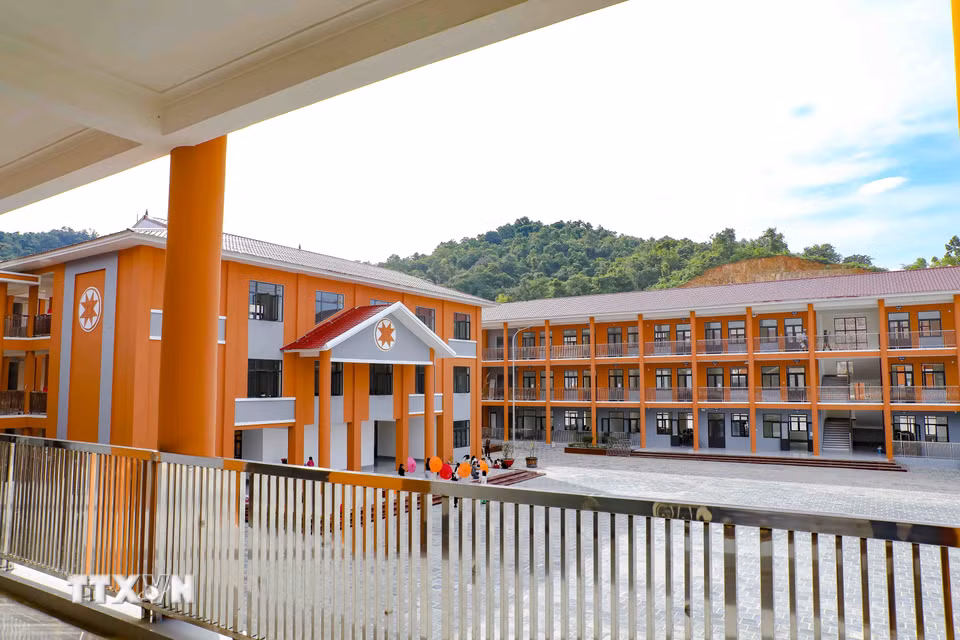Từ hành lang các dãy nhà có thể quan sát toàn bộ sân trung tâm của Trường Phổ thông dân tộc nội trú liên cấp Tiểu học và Trung học cơ sở xã Thanh Nưa. (Ảnh: Xuân Tư/TTXVN)