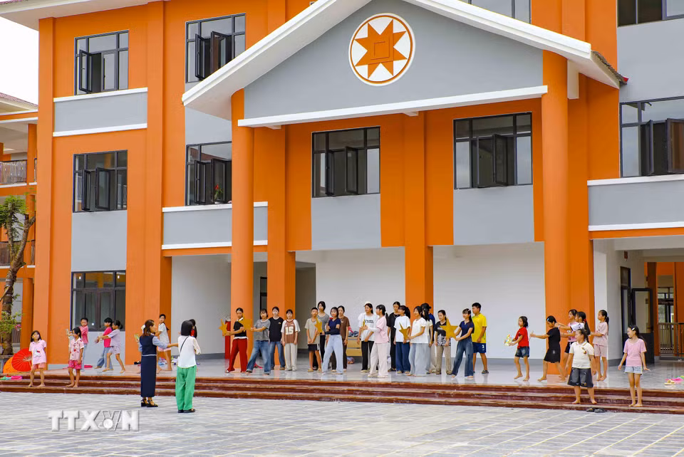 Giáo viên và học sinh Trường Phổ thông dân tộc nội trú liên cấp Tiểu học và Trung học cơ sở xã Thanh Nưa tham gia tập luyện văn nghệ, chuẩn bị cho lễ khai giảng năm học mới. (Ảnh: Xuân Tư/TTXVN)