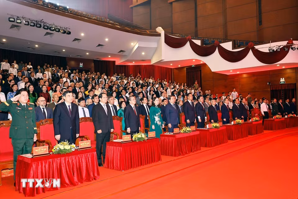 Chủ tịch Quốc hội Trần Thanh Mẫn và đại biểu thực hiện nghi lễ chào cờ. (Ảnh: Doãn Tấn/TTXVN)