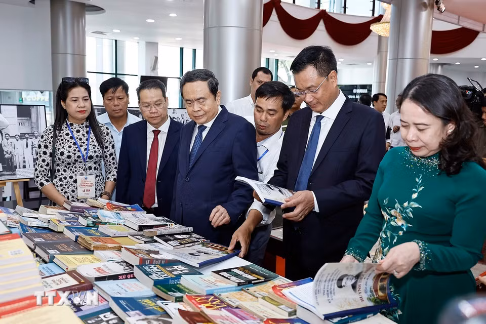 Chủ tịch Quốc hội Trần Thanh Mẫn, Phó Chủ tịch nước Võ Thị Ánh Xuân và đại biểu xem trưng bày sách tài nguyên thông tin về cụ Huỳnh Thúc Kháng tại Lễ kỷ niệm. (Ảnh: Doãn Tấn/TTXVN)