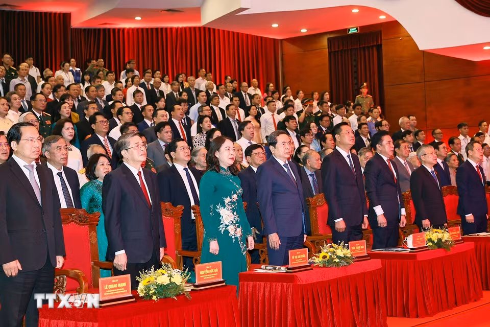 Chủ tịch Quốc hội Trần Thanh Mẫn và đại biểu thực hiện nghi lễ chào cờ. (Ảnh: Doãn Tấn/TTXVN)