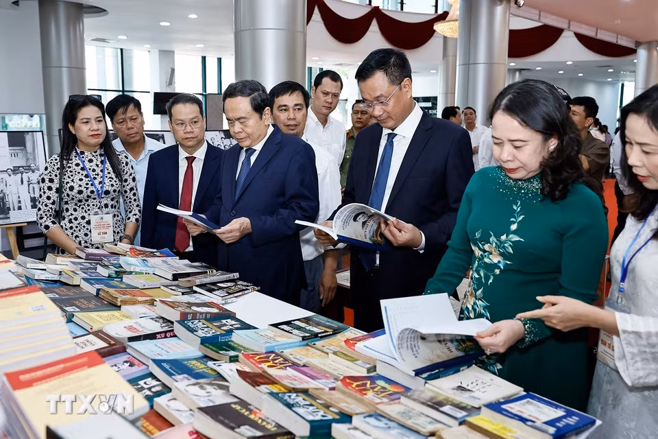 Chủ tịch Quốc hội Trần Thanh Mẫn, Phó Chủ tịch nước Võ Thị Ánh Xuân và đại biểu xem trưng bày sách tài nguyên thông tin về cụ Huỳnh Thúc Kháng tại Lễ kỷ niệm. (Ảnh: Doãn Tấn/TTXVN)