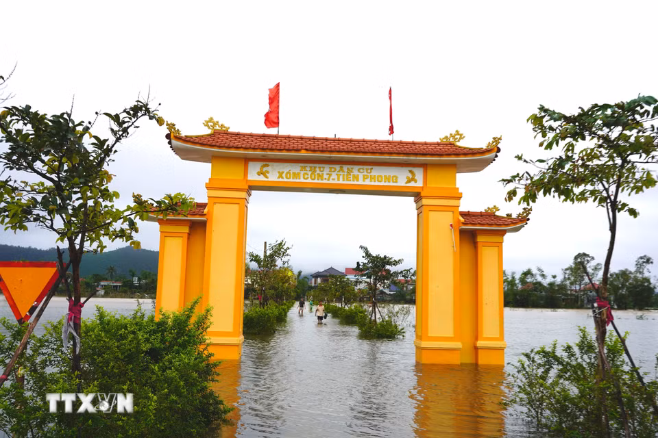 Thôn Tiền Phong, xã Bắc Trạch bị ngập sâu trong nước. (Ảnh: Thanh Thủy/TTXVN)