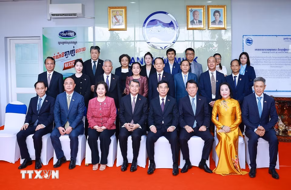Thủ tướng Lê Minh Hưng với lãnh đạo Công ty sữa Angkor Milk. (Ảnh: Dương Giang/TTXVN)