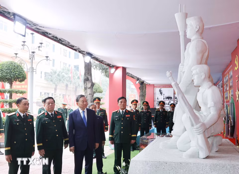 Tổng Bí thư, Chủ tịch nước Tô Lâm xem các hiện vật truyền thống của Lực lượng vũ trang Thủ đô. (Ảnh: Thống Nhất/TTXVN)