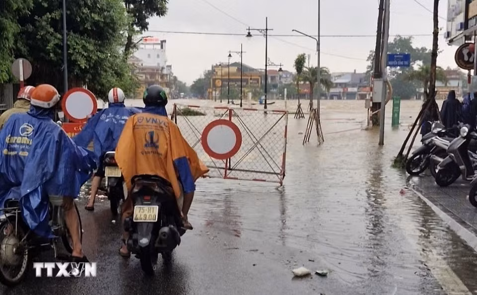 Cầu đập đá (thành phố Huế) ngập sâu, nước chảy xiết, người dân bị cấm lưu thông qua khu vực này. (Ảnh: Văn Dũng/TTXVN)