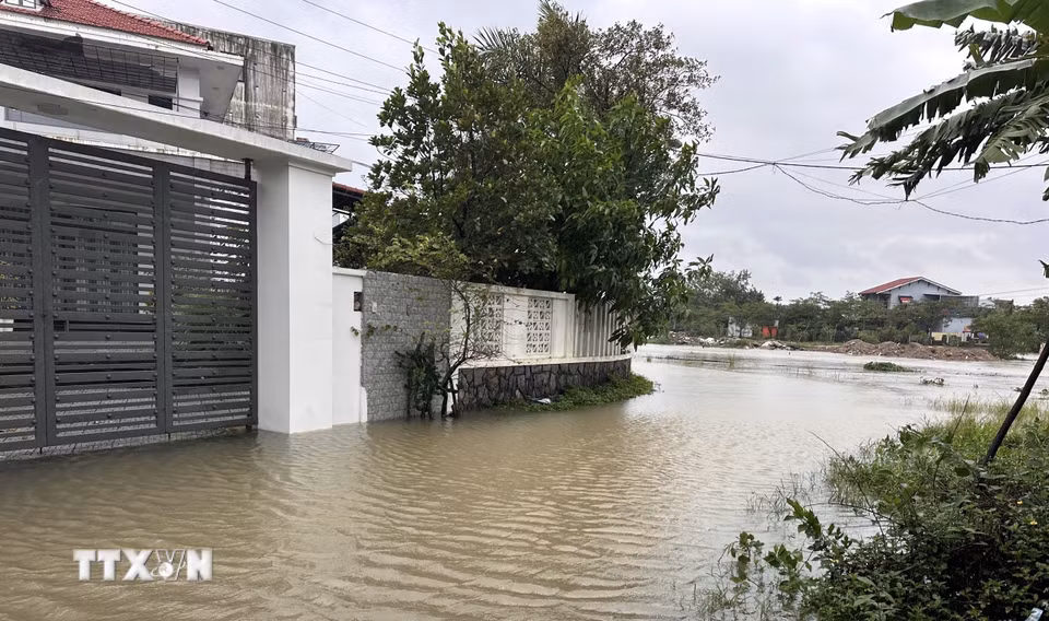 Nhiều khu vực ở trung tâm thành phố Huế bị ngập sâu. (Ảnh: Văn Dũng/TTXVN)