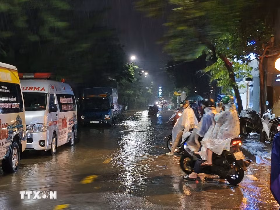 Nhiều tuyến đường Trung tâm Huế bị ngập sâu. (Ảnh: Văn Dũng/TTXVN)