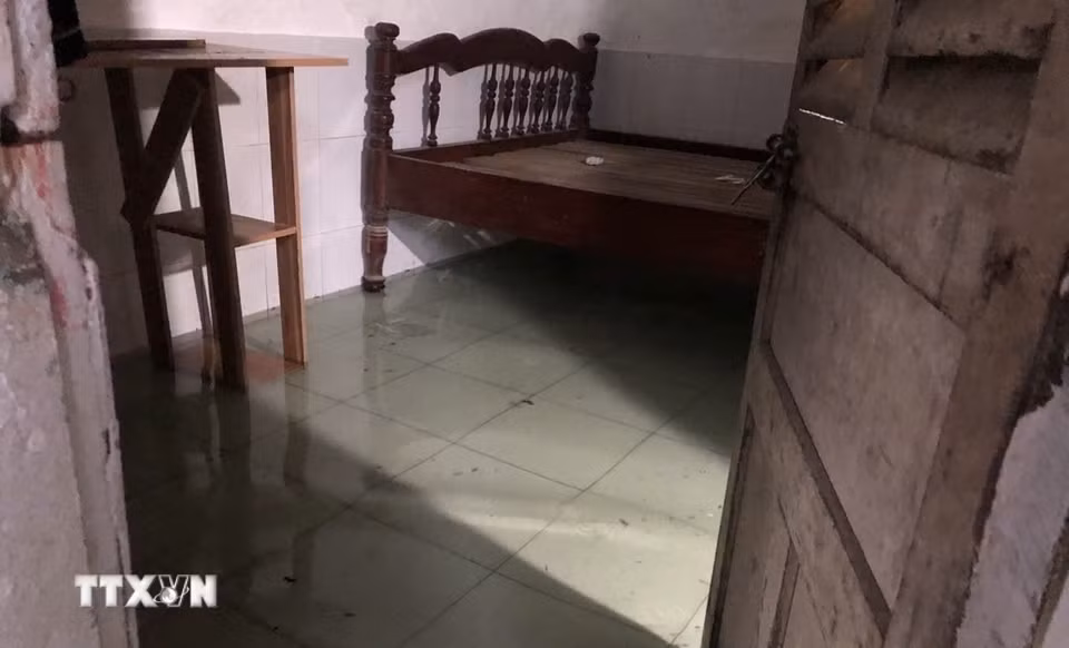 Một số vùng thấp trũng ở Trung tâm thành phố Huế bị ngập sâu khoảng 1m. (Ảnh: Văn Dũng/TTXVN)