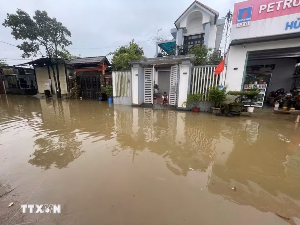 Nhiều khu vực ở trung tâm thành phố Huế bị ngập sâu. (Ảnh: Văn Dũng/TTXVN)