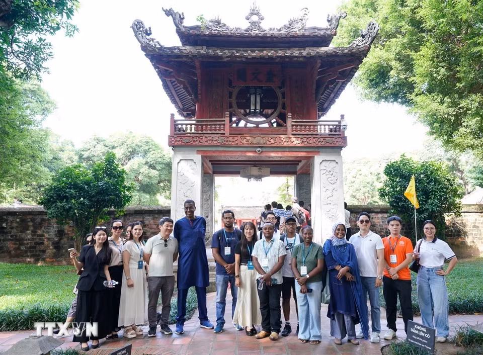 Đoàn đại biểu Hội nghị Đối thoại châu Á-Thái Bình Dương về Di sản và Tính xác thực tham quan Văn Miếu-Quốc Tử Giám, Hà Nội, ngày 27/9/2026. (Ảnh: Khánh Hòa/TTXVN)