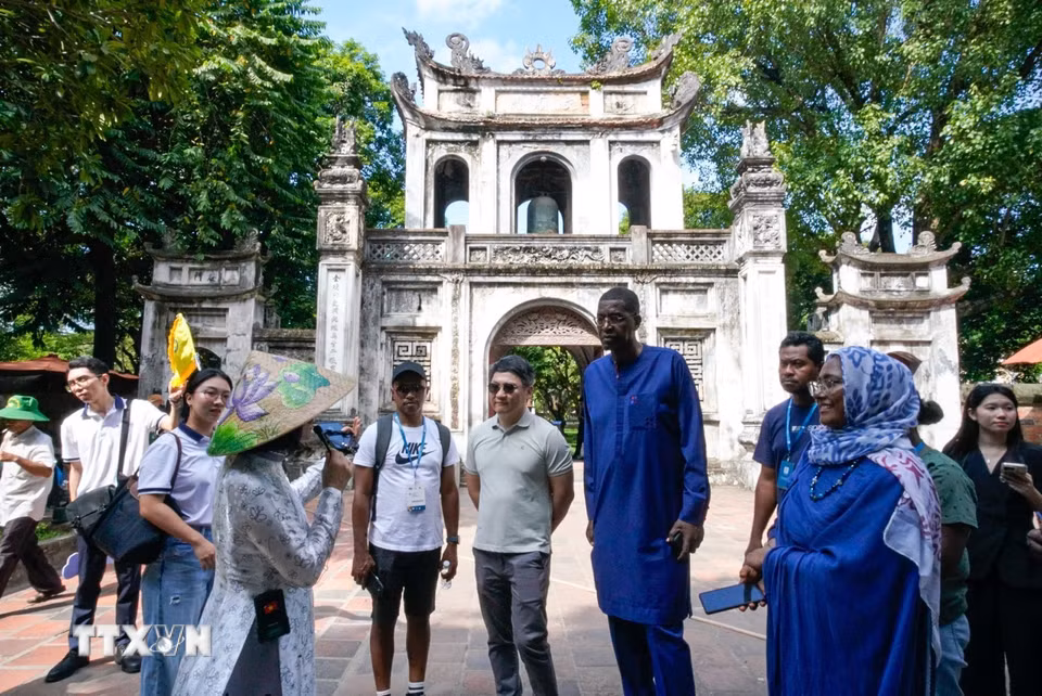 Đoàn đại biểu tìm hiểu các giá trị lịch sử, văn hóa tại Văn Miếu-Quốc Tử Giám. (Ảnh: Khánh Hòa/TTXVN)