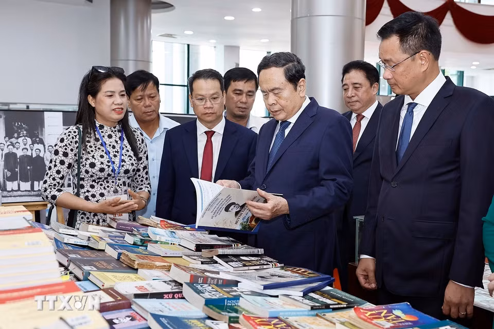 Chủ tịch Quốc hội Trần Thanh Mẫn và đại biểu xem trưng bày sách tài nguyên thông tin về cụ Huỳnh Thúc Kháng tại Lễ kỷ niệm. (Ảnh: Doãn Tấn/TTXVN)