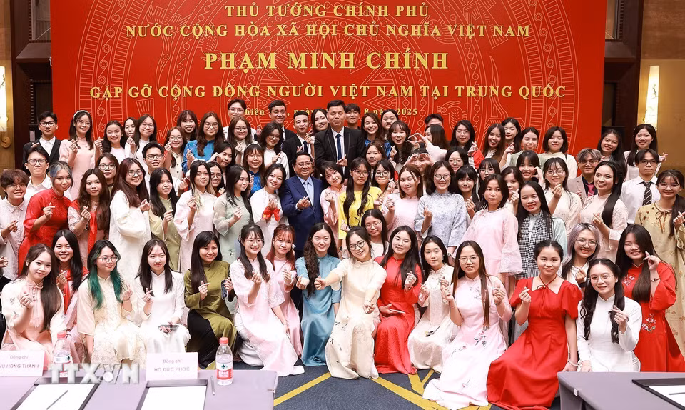Thủ tướng Phạm Minh Chính với cộng đồng người Việt Nam tại Trung Quốc. (Ảnh: Dương Giang/TTXVN)