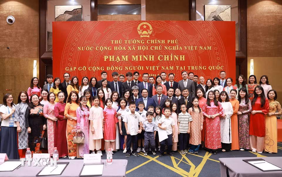 Thủ tướng Phạm Minh Chính với cộng đồng người Việt Nam tại Trung Quốc. (Ảnh: Dương Giang/TTXVN)