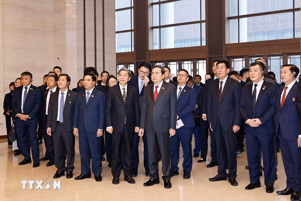 Chủ tịch Quốc hội Trần Thanh Mẫn và Đoàn đại biểu cấp cao Việt Nam tham quan Bảo tàng Lịch sử Đảng Cộng sản Trung Quốc. (Ảnh: Doãn Tấn/TTXVN)