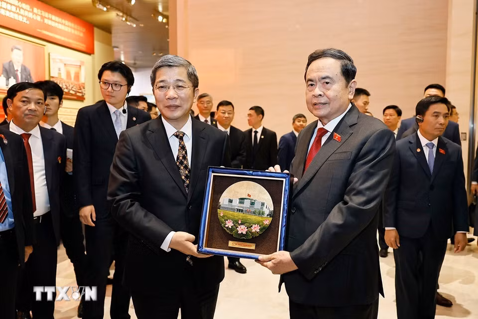 Chủ tịch Quốc hội Trần Thanh Mẫn tặng quà lưu niệm cho Bảo tàng Lịch sử Đảng Cộng sản Trung Quốc. (Ảnh: Doãn Tấn/TTXVN)