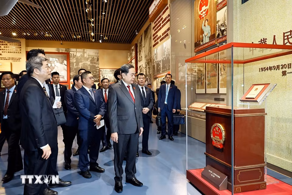 Chủ tịch Quốc hội Trần Thanh Mẫn và Đoàn đại biểu cấp cao Việt Nam tham quan Bảo tàng Lịch sử Đảng Cộng sản Trung Quốc. (Ảnh: Doãn Tấn/TTXVN)