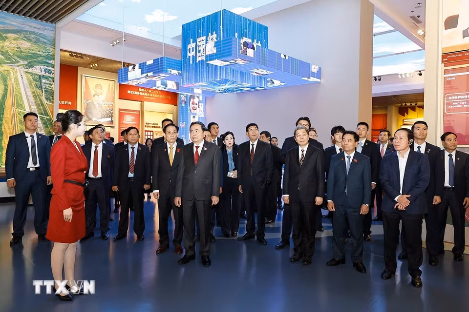 Chủ tịch Quốc hội Trần Thanh Mẫn và Đoàn đại biểu cấp cao Việt Nam tham quan Bảo tàng Lịch sử Đảng Cộng sản Trung Quốc. (Ảnh: Doãn Tấn/TTXVN)