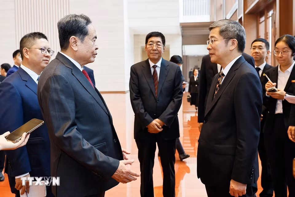 Chủ tịch Quốc hội Trần Thanh Mẫn với lãnh đạo Bảo tàng Lịch sử Đảng Cộng sản Trung Quốc. (Ảnh: Doãn Tấn/TTXVN)