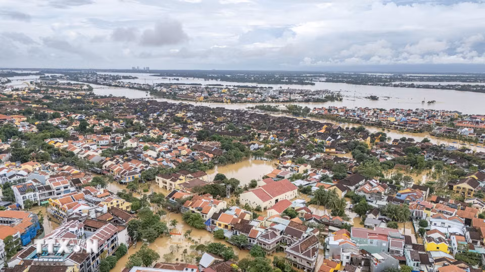 Phố cổ Hội An – biểu tượng của du lịch Việt Nam bị ngập sâu trong nước lũ. (Ảnh: Anh Dũng/TTXVN)