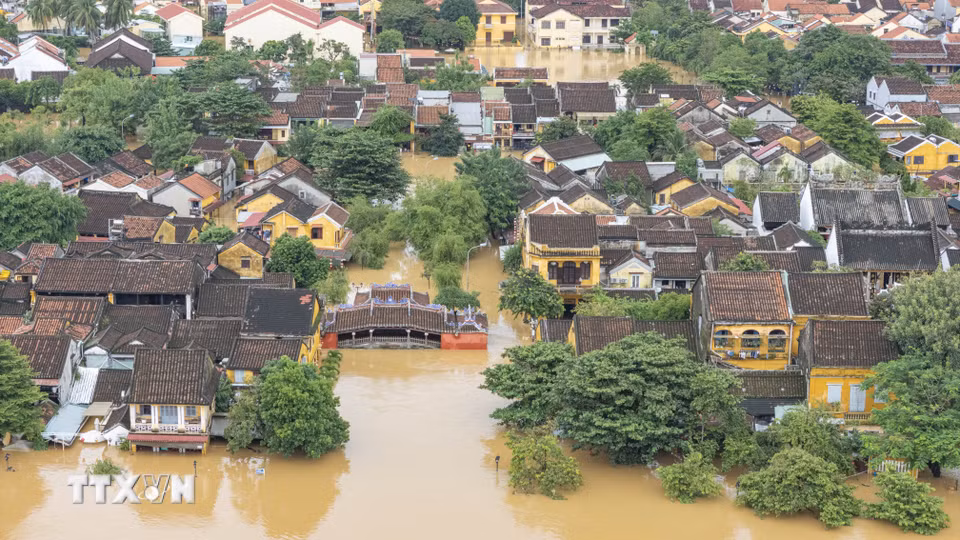 Chùa Cầu - biểu tượng của Hội An bị ngập lên gần mái trong đợt mưa lũ lịch sử. (Ảnh: Anh Dũng/TTXVN)