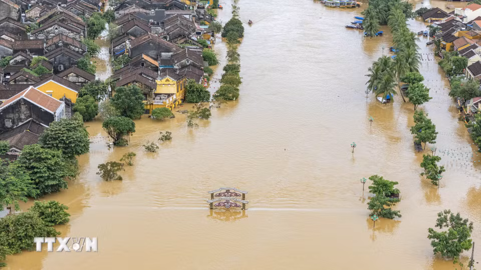 Nước sông Hoài dâng cao khiến hàng nghìn ngôi nhà cổ tại Hội An bị ngập sâu trong nước. (Ảnh: Quốc Dũng/TTXVN)