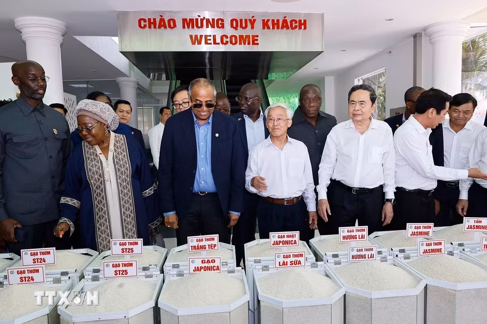 Chủ tịch Quốc hội Trần Thanh Mẫn và Chủ tịch Quốc hội Côte d’Ivoire Patrick Achi đến thăm, làm việc với Công ty Nông nghiệp công nghệ cao Trung An. (Ảnh: Doãn Tấn/TTXVN)