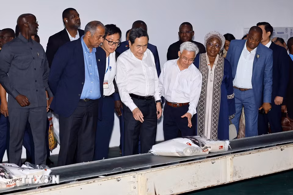 Chủ tịch Quốc hội Trần Thanh Mẫn và Chủ tịch Quốc hội Côte d’Ivoire Patrick Achi tham quan dây chuyền đóng gói, hoàn thiện sản phẩm tại Công ty Nông nghiệp công nghệ cao Trung An. (Ảnh: Doãn Tấn/TTXVN)