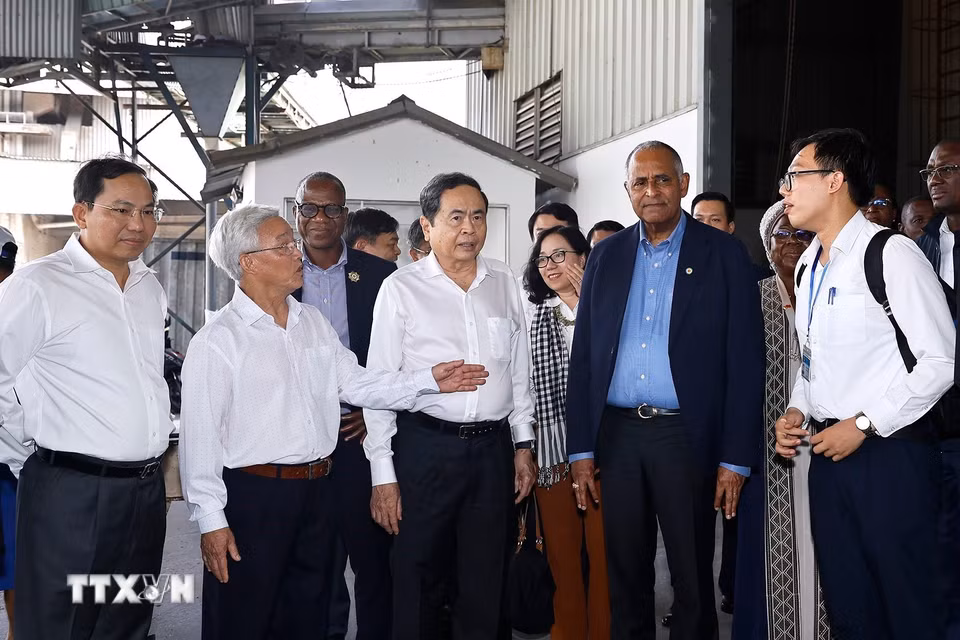 Chủ tịch Quốc hội Trần Thanh Mẫn và Chủ tịch Quốc hội Côte d’Ivoire Patrick Achi đến thăm, làm việc với Công ty Nông nghiệp công nghệ cao Trung An. (Ảnh: Doãn Tấn/TTXVN)