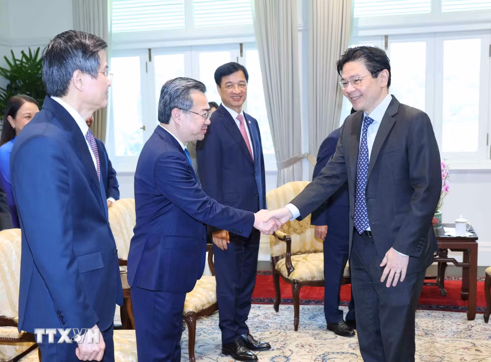 Tổng Thư ký Đảng Hành động Nhân dân, Thủ tướng Singapore Lawrence Wong cùng các đại biểu cấp cao Đảng Cộng sản Việt Nam. (Ảnh: Phương Hoa/TTXVN)
