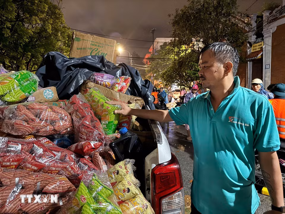 Vật dụng thiết yếu được chuẩn bị để hỗ trợ cho các hộ dân phải di dời. (Ảnh: Tiến Vĩnh/TTXVN)
