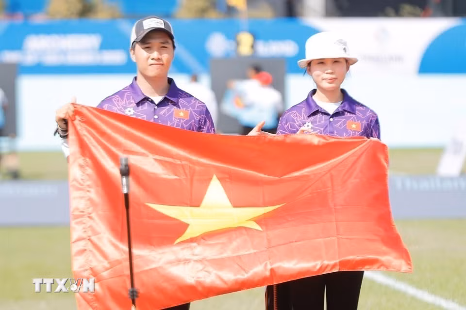 Hai vận động viên Đặng Công Đức và Lê Phạm Vân Anh giành huy chương bạc nội dung cung 3 dây đôi nam nữ hỗn hợp. (Ảnh: Minh Quyết/TTXVN)