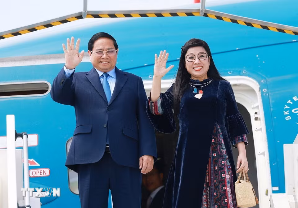 Thủ tướng Phạm Minh Chính và Phu nhân đến sân bay quốc tế Cotê d’Azur Nice, Cộng hòa Pháp. (Ảnh: Dương Giang/TTXVN)