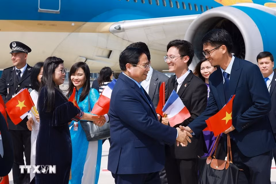 Cán bộ, nhân viên Đại sứ quán Việt Nam tại Pháp đón Thủ tướng Phạm Minh Chính và Phu nhân. (Ảnh: Dương Giang/TTXVN)