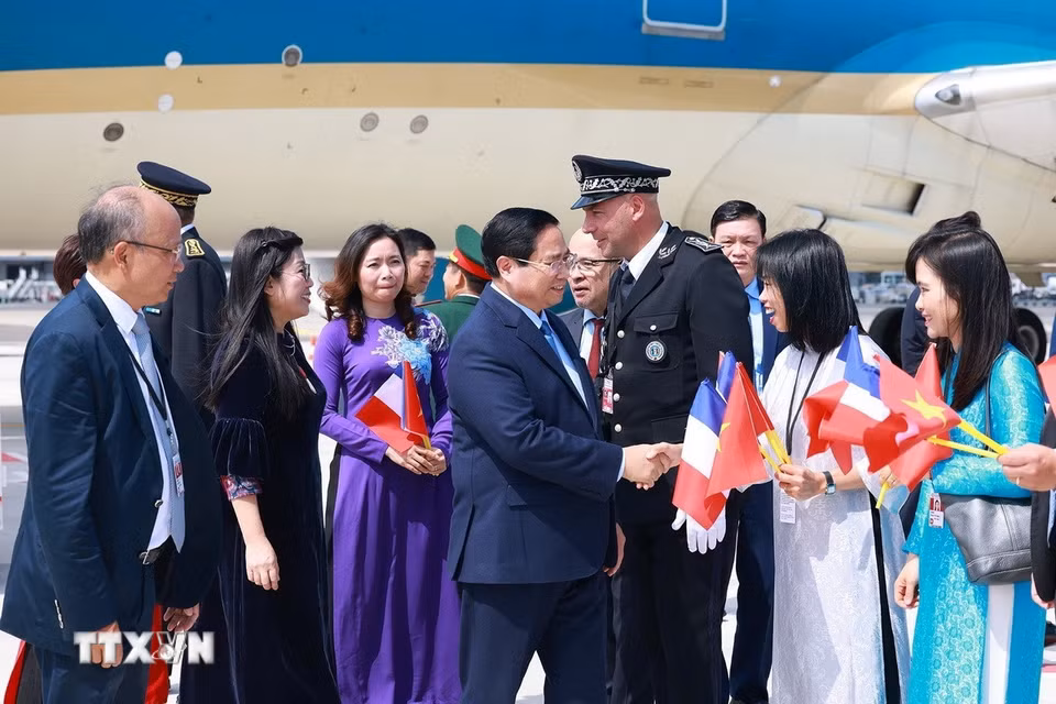 Cán bộ, nhân viên Đại sứ quán Việt Nam tại Pháp đón Thủ tướng Phạm Minh Chính và Phu nhân. (Ảnh: Dương Giang/TTXVN)
