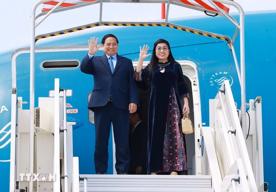 Thủ tướng Phạm Minh Chính và Phu nhân đến sân bay quốc tế Cotê d’Azur Nice, Cộng hòa Pháp. (Ảnh: Dương Giang/TTXVN)