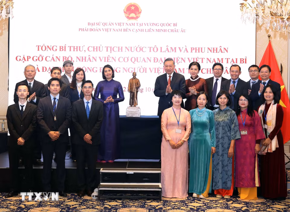 Tổng Bí thư, Chủ tịch nước Tô Lâm tặng bức tượng Chủ tịch Hồ Chí Minh cho Đại sứ quán Việt Nam tại Bỉ. (Ảnh: Thống Nhất/TTXVN)