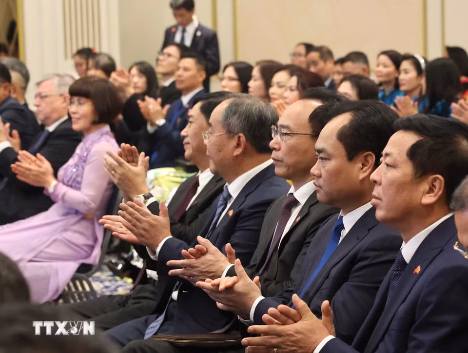 Các đại biểu tham dự cuộc gặp gỡ với Tổng Bí thư, Chủ tịch nước Tô Lâm và Phu nhân Ngô Phương Ly. (Ảnh: Thống Nhất/TTXVN)