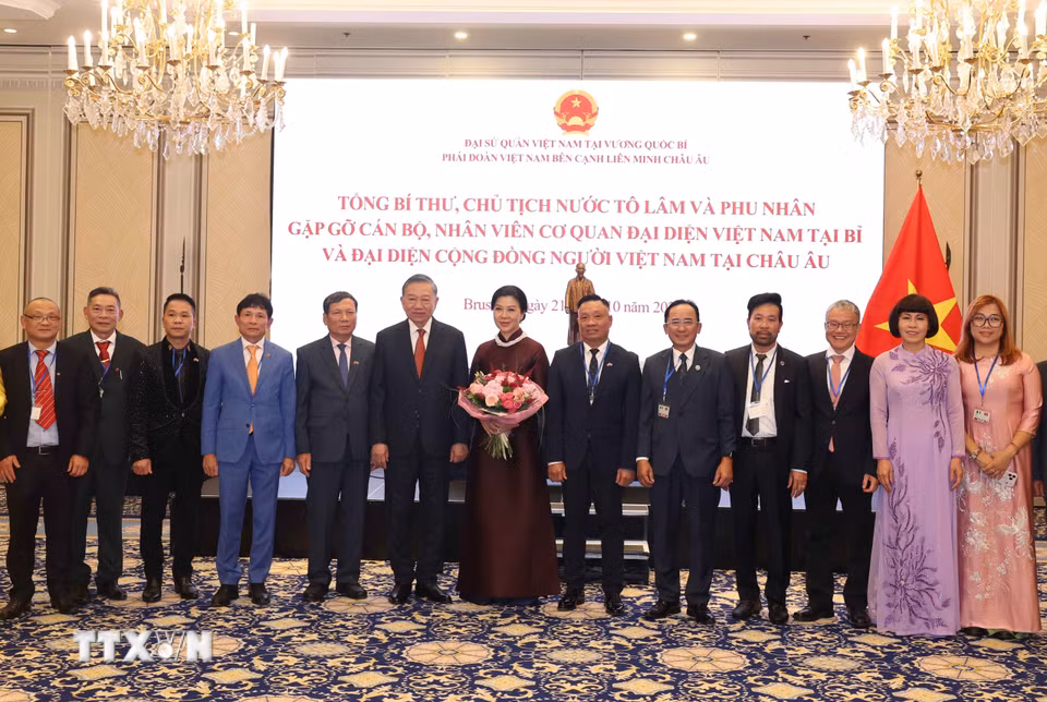 Tổng Bí thư, Chủ tịch nước Tô Lâm và Phu nhân Ngô Phương Ly chụp ảnh chung với đại diện cộng đồng người Việt Nam tại châu Âu. (Ảnh: Thống Nhất/TTXVN)
